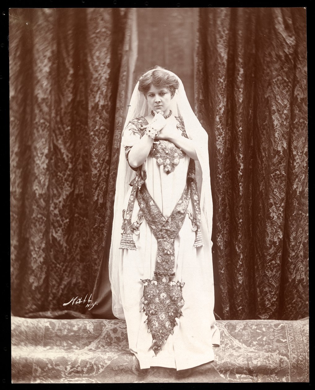 हैमरस्टीन के रूफ गार्डन, न्यूयॉर्क में ईवा फे, c.1910 (सिल्वर जिलेटिन प्रिंट) द्वारा बायरन कंपनी
