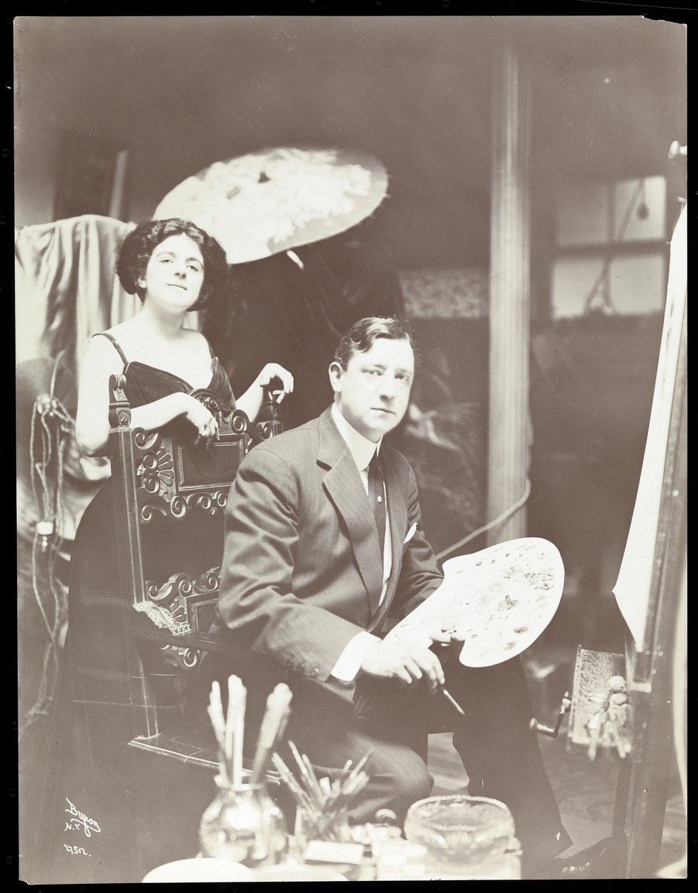 हैरिसन फिशर एंड मॉडल, 1908-9 (सिल्वर जिलेटिन प्रिंट) द्वारा बायरन कंपनी