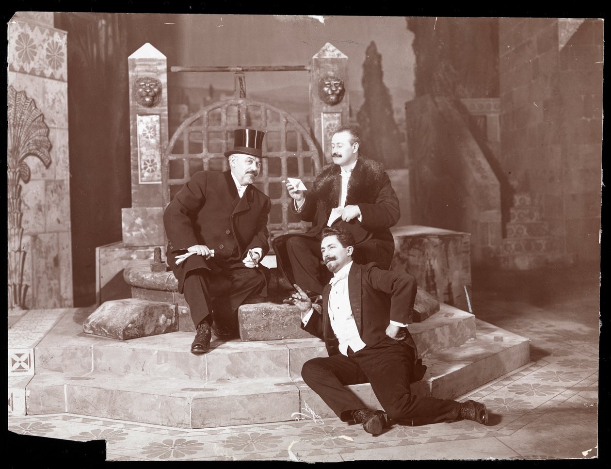 ऑस्कर हैमरस्टीन और मैनहट्टन ओपेरा हाउस में दो अन्य, c.1905 (सिल्वर जिलेटिन प्रिंट) द्वारा बायरन कंपनी
