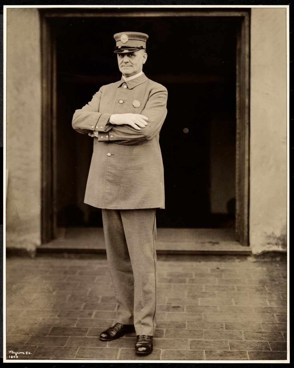 होटल कमोडोर, 1922 में सबसे बड़े पुलिसकर्मी का पोर्ट्रेट (सिल्वर जिलेटिन प्रिंट) द्वारा बायरन कंपनी