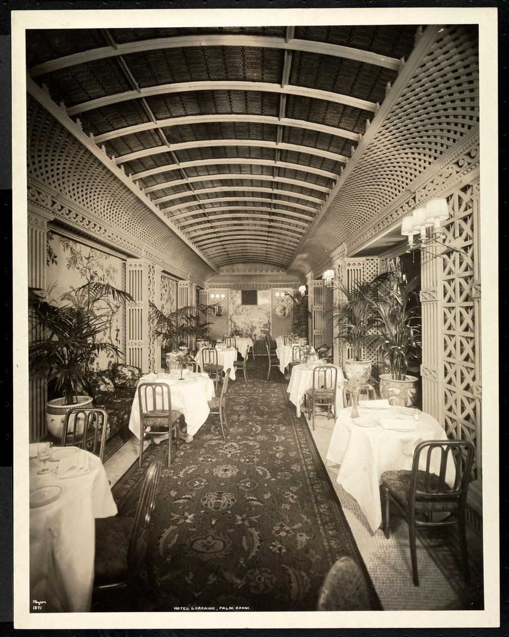 होटल लोरेन में पाम रूम रेस्तरां, 1923 (सिल्वर जिलेटिन प्रिंट) द्वारा बायरन कंपनी