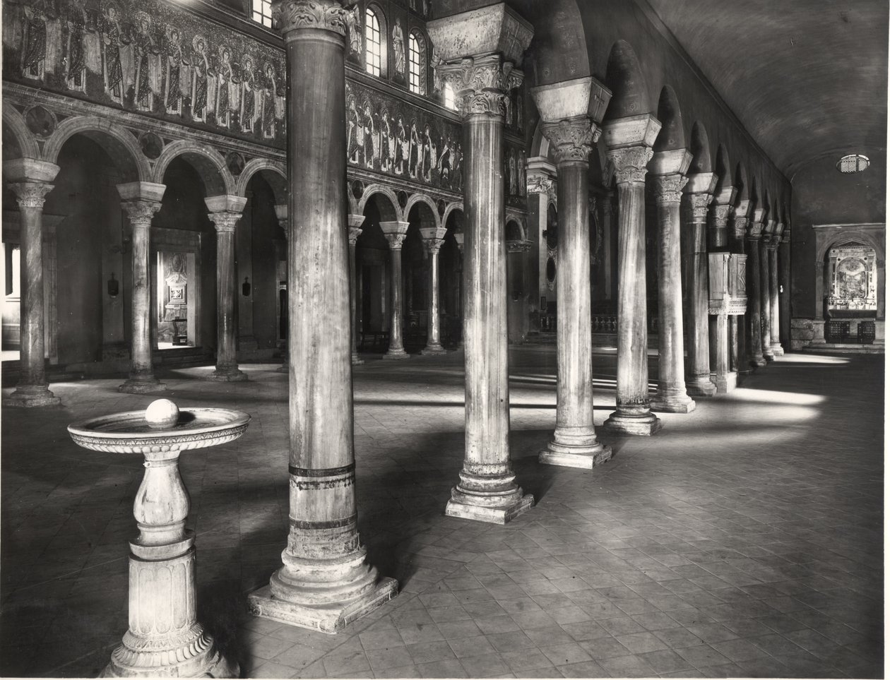 वर्जिन शहीदों के जुलूस को दर्शाने वाले मोज़ाइक के साथ गुफा का आंतरिक दृश्य द्वारा बीजान्टिन स्कूल