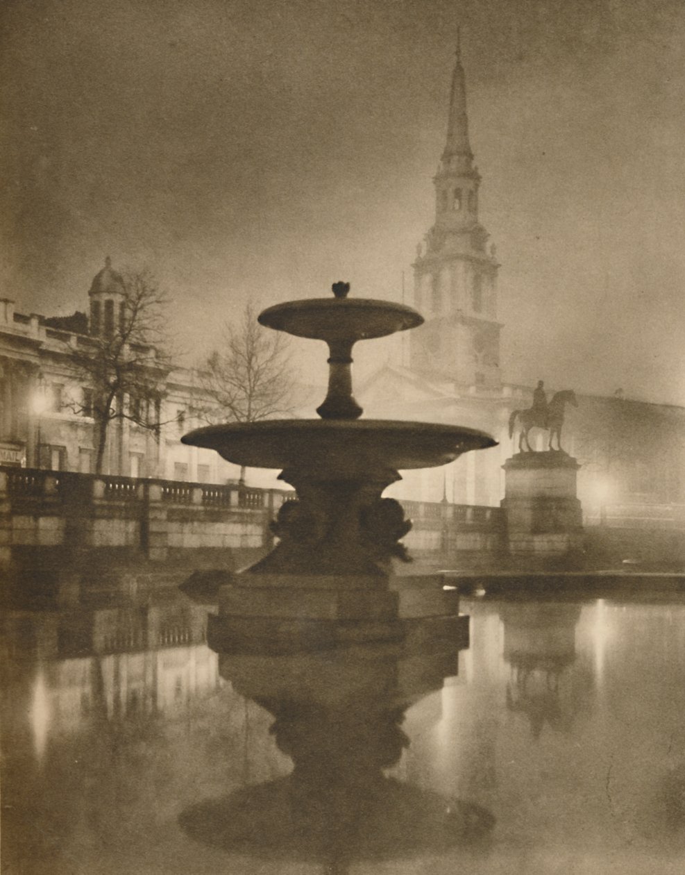 रात की बारिश ने फुटपाथों को प्रतिबिंबों के एक पूल में बदल दिया है, c1935। द्वारा कांटा