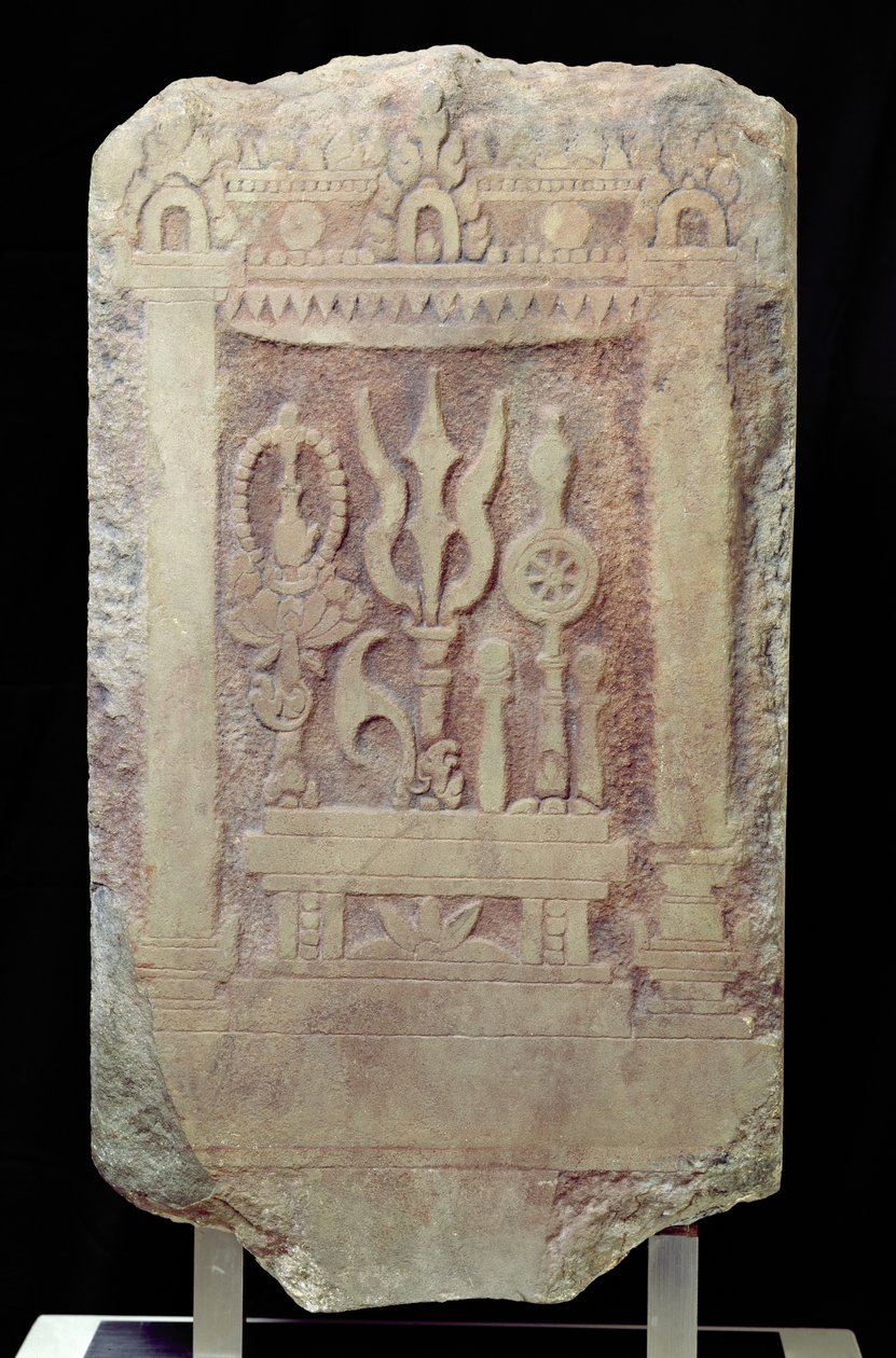 त्रिमूर्ति का चित्रण करने वाले ब्राह्मण, द्वितीय - 7 वीं शताब्दी (बलुआ पत्थर) द्वारा कंबोडियन स्कूल