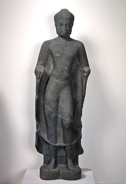 वट रोमलोक से बुद्ध, अंगकोर बोरी (बलुआ पत्थर) द्वारा कंबोडियन स्कूल
