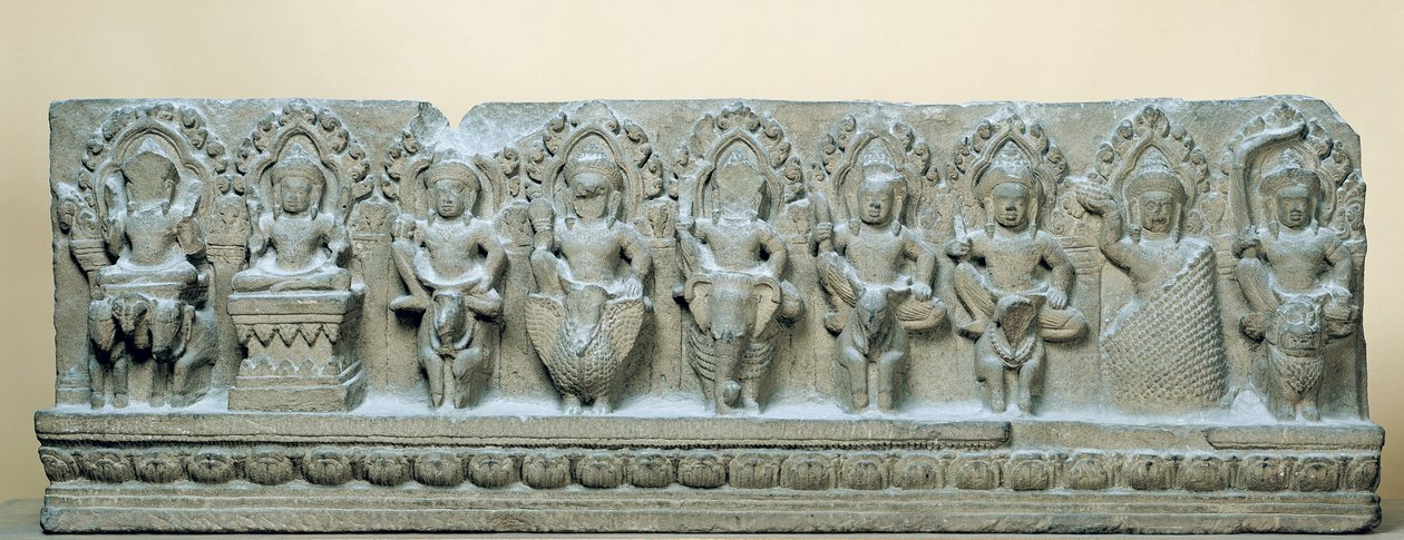 नौ दिव्य (सैंडस्टोन) का चित्रण फ्रिज़ द्वारा कंबोडियन स्कूल