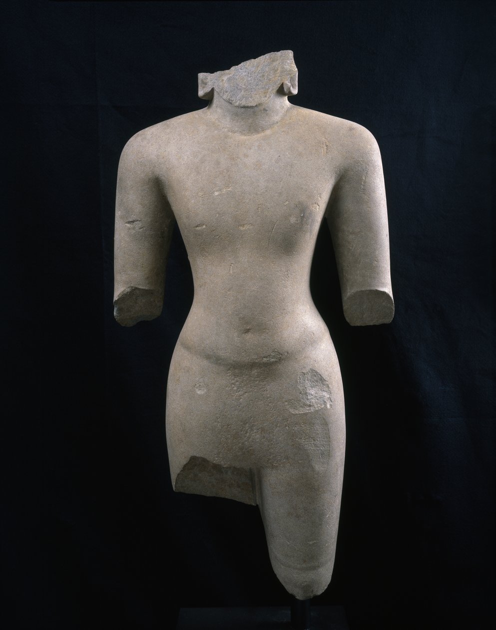 एक देवता का धड़ (शायद विष्णु), c. सातवीं शताब्दी (बलुआ पत्थर) द्वारा कम्बोडियन