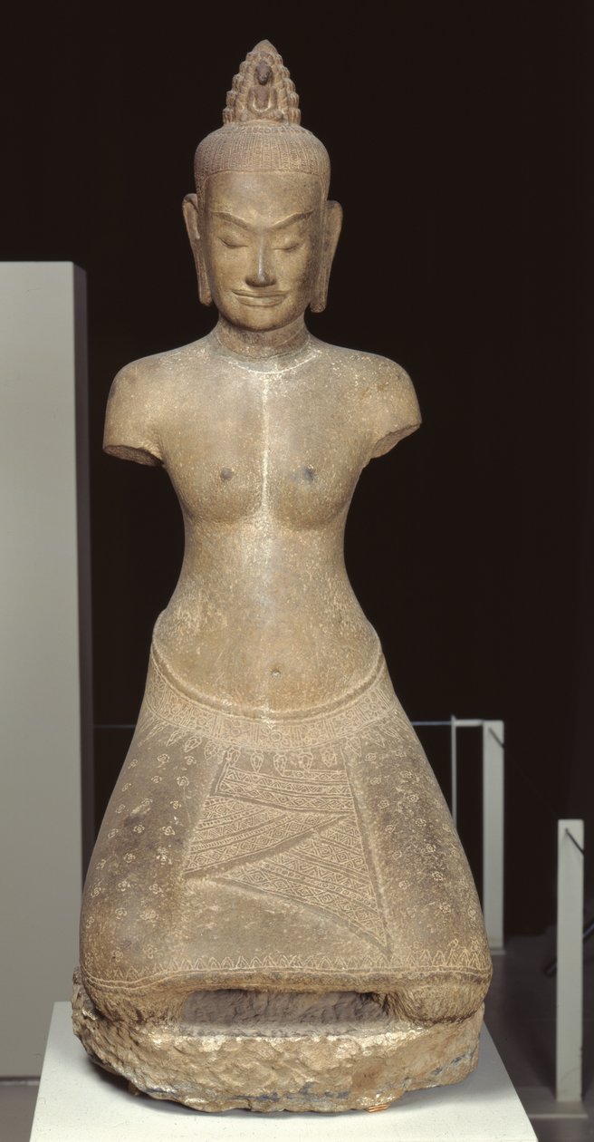 बौद्ध देवता तारा या प्रज्ञापारमिता (बलुआ पत्थर) की आड़ में जयराजादेवी की मूर्ति द्वारा कंबोडियन स्कूल