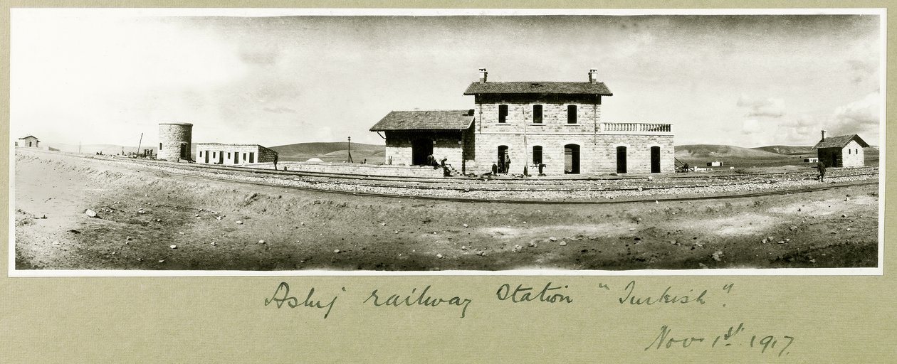 असलुज रेलवे स्टेशन, 1 नवंबर 1917 द्वारा कैप्टन। आर्थर रोड्स