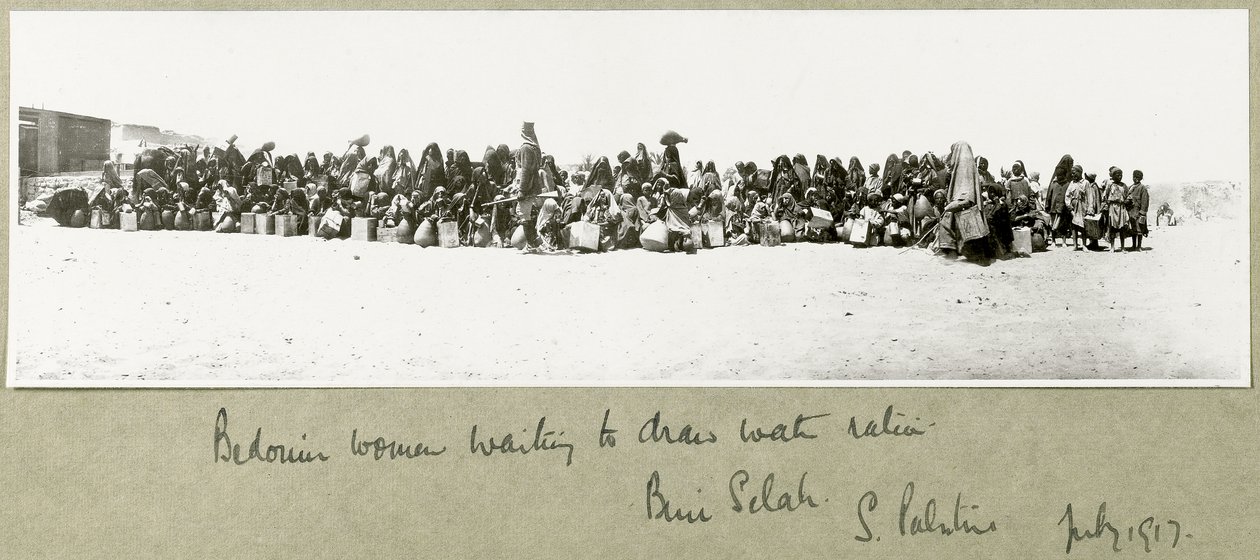 बेदोइन महिलाओं को पानी का राशन लेने का इंतजार करते हुए बेनी सालेह जुलाई 1917 द्वारा कैप्टन। आर्थर रोड्स