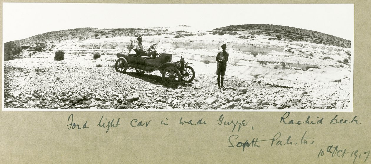 Wadi Guzzeh, Rashid Beck, South Palestine, Ford 1917 में Ford light कार द्वारा कैप्टन। आर्थर रोड्स