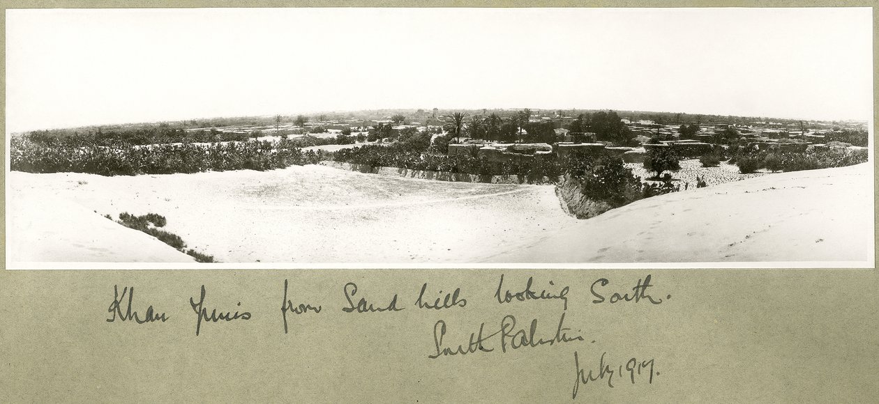 जुलाई 1917 में दक्षिण, दक्षिण फिलिस्तीन की रेत की पहाड़ियों से खान यूनिस द्वारा कैप्टन। आर्थर रोड्स