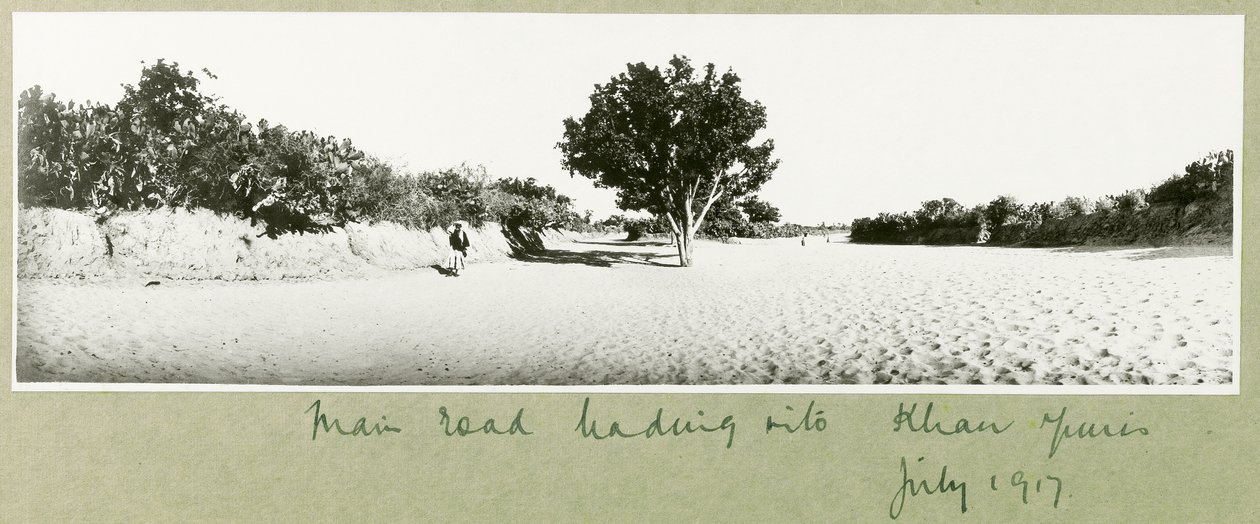 जुलाई 1917 में खान यूनिस में जाने वाली मुख्य सड़क द्वारा कैप्टन। आर्थर रोड्स