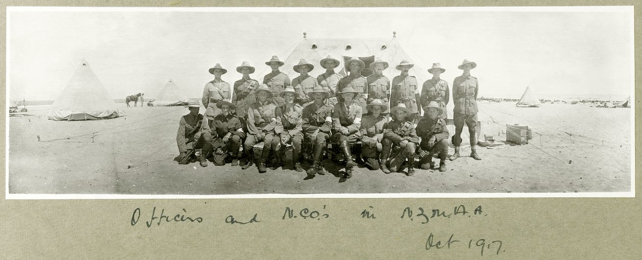 NZMAA, अक्टूबर 1917 में अधिकारी और एनसीओ द्वारा कैप्टन। आर्थर रोड्स
