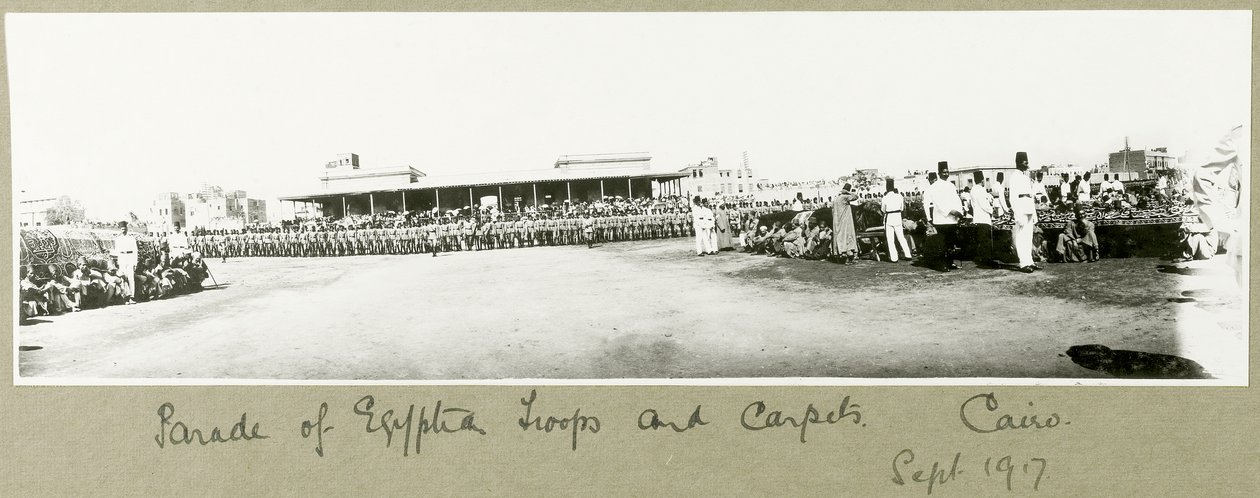 मिस्र के सैनिकों और कालीनों की परेड, काहिरा, सितंबर 1917 द्वारा कैप्टन। आर्थर रोड्स