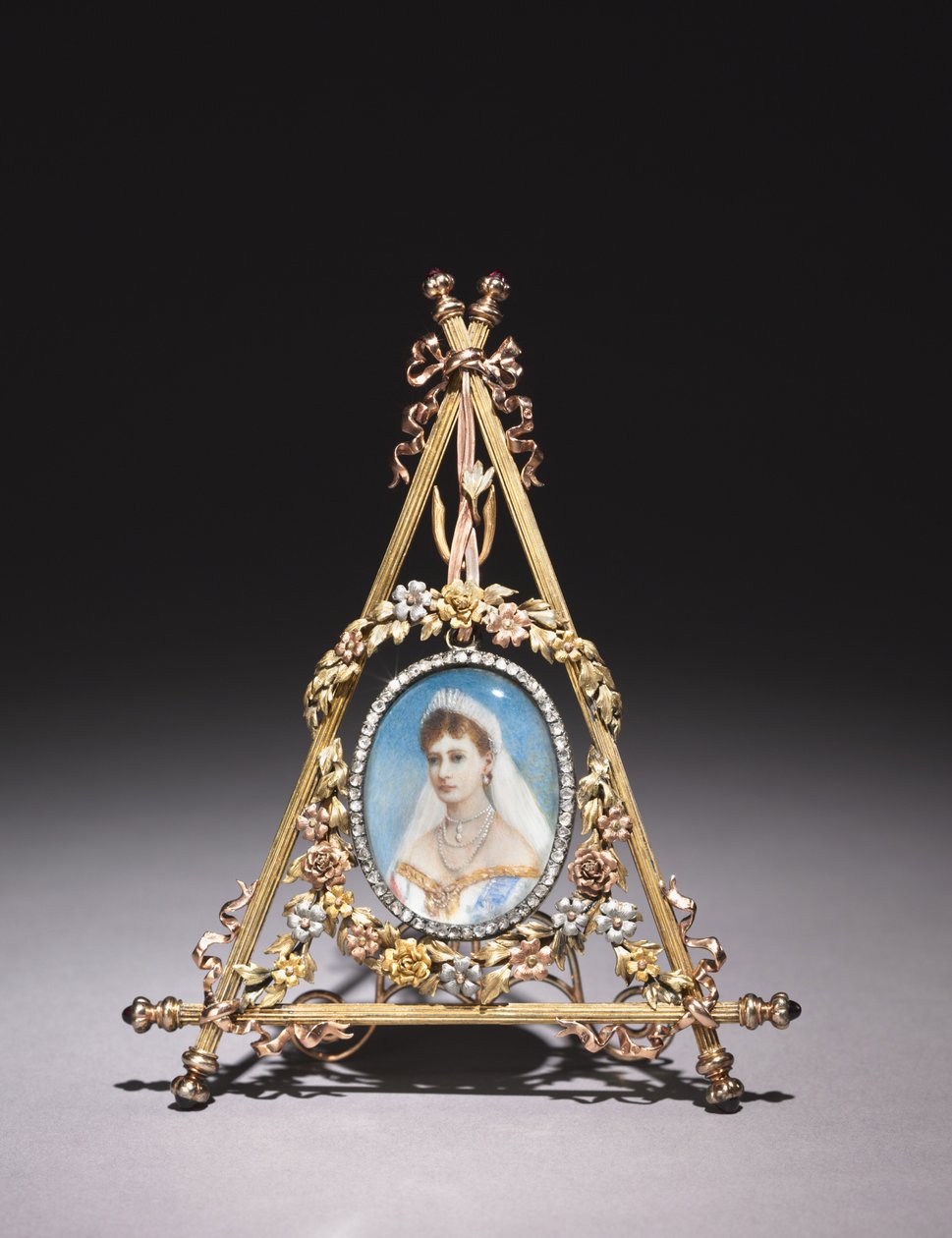 Czarina Alexandra Feodorovna के पोर्ट्रेट के साथ त्रिकोणीय फ्रेम, 1896-1908 द्वारा कार्ल फैबर्ज