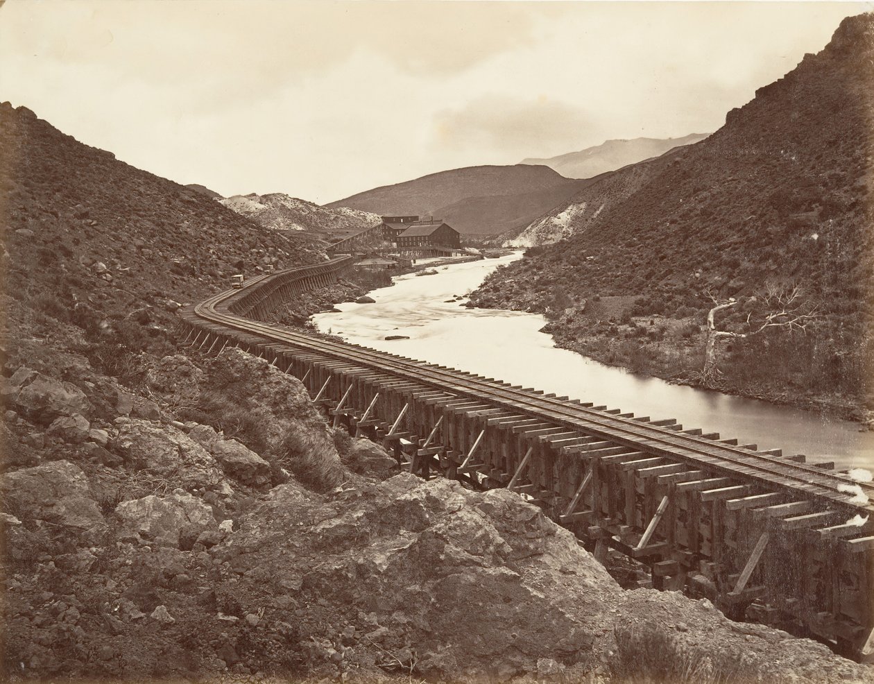 यूरेका क्वार्ट्ज मिल और फ्लूम, नेवादा, 1875, मुद्रित सीए। 1876. द्वारा कार्लटन एम्मन्स वॉटकिंस