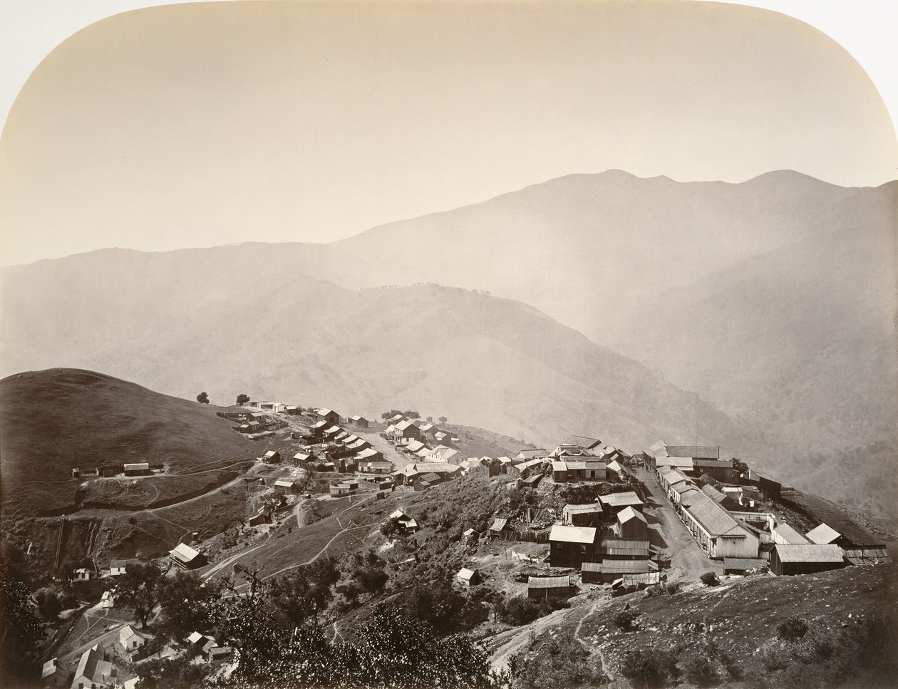द टाउन ऑन द हिल, न्यू अल्माडेन, 1863। द्वारा कार्लटन एम्मन्स वॉटकिंस
