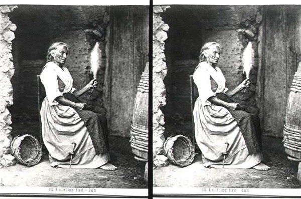 ओल्ड वुमन स्पिनिंग, कैपरी, c.1865 (b/w फोटो) द्वारा कार्लो नाया