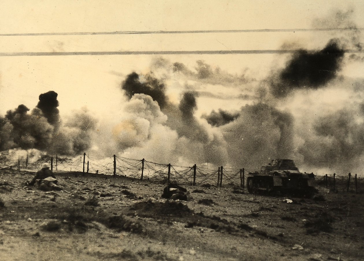 WWII: जर्मन सैनिक टोब्रुच, लीबिया में ब्रिटिश लाइनों की ओर बढ़ते हैं (b/w photo) द्वारा कार्लो सल्वाटोरि