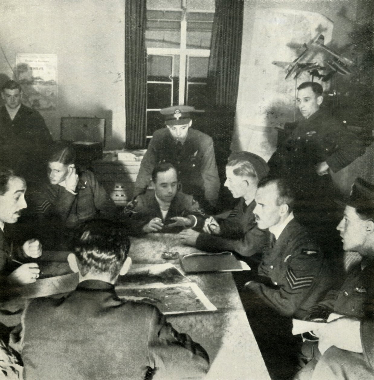 Aircrews, WAAF सहायता इस काम में पूछताछ, c1943। द्वारा सेसिल बीटन