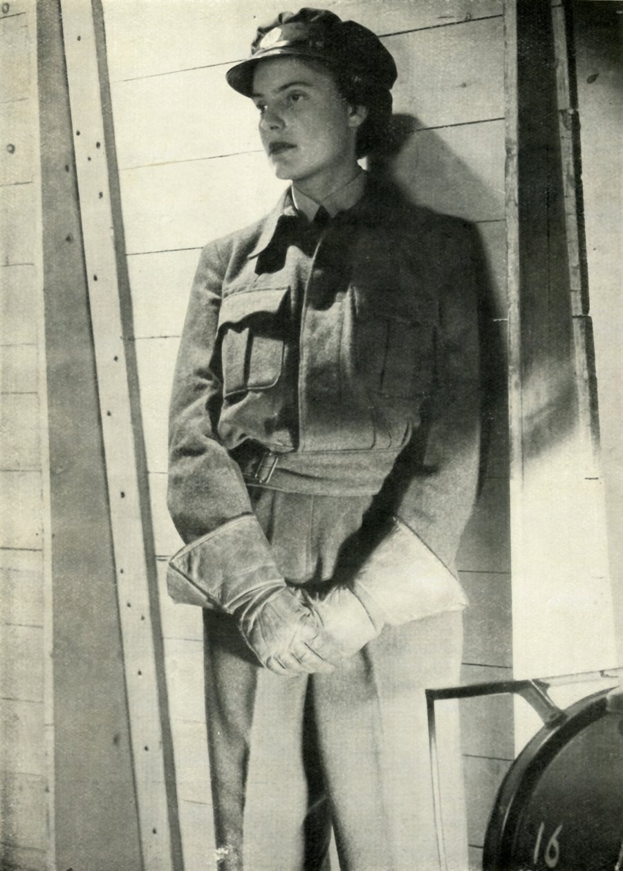 एमटी चालक, c1943। द्वारा सेसिल बीटन