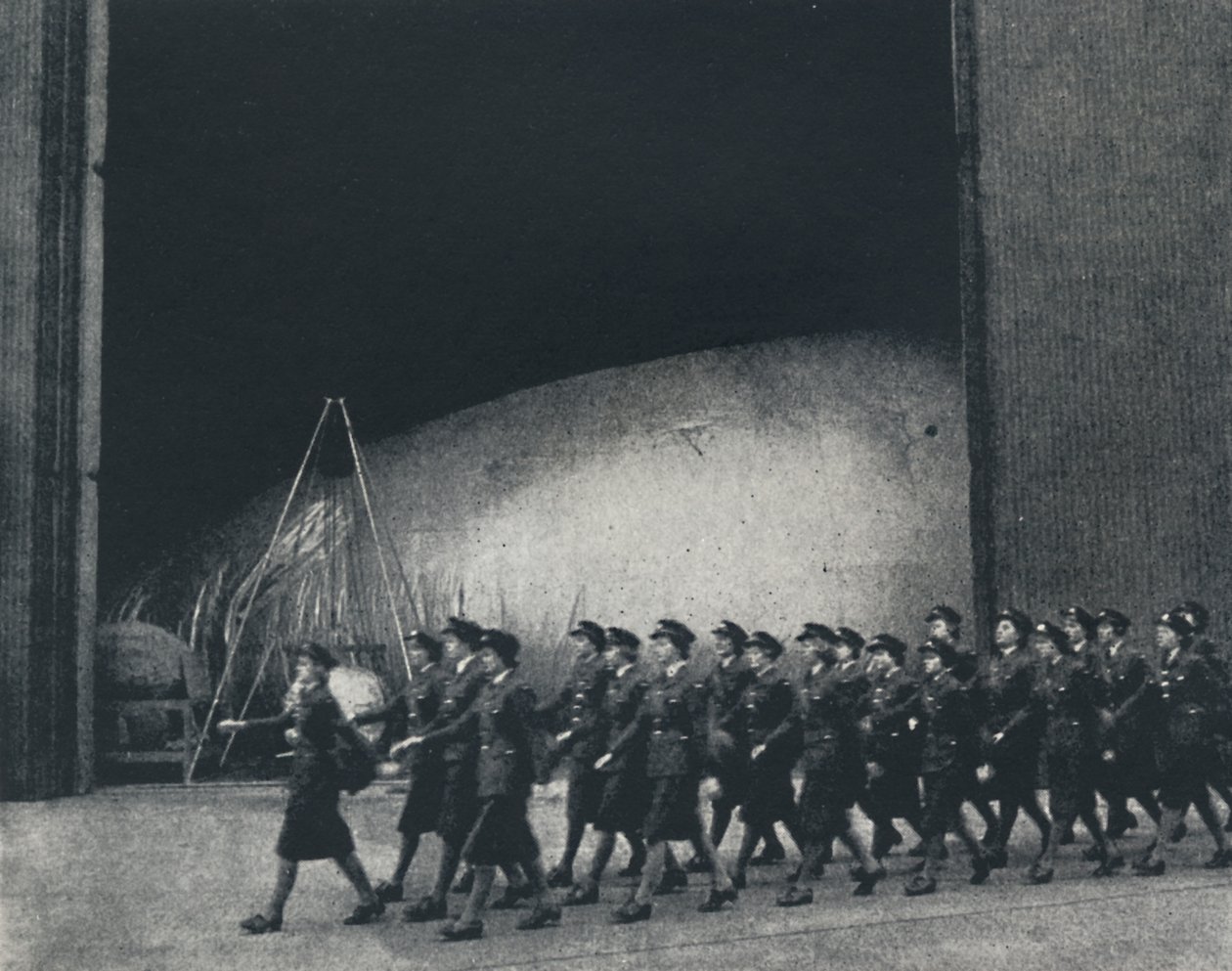 मार्च पास्ट, 1941 द्वारा सेसिल बीटन