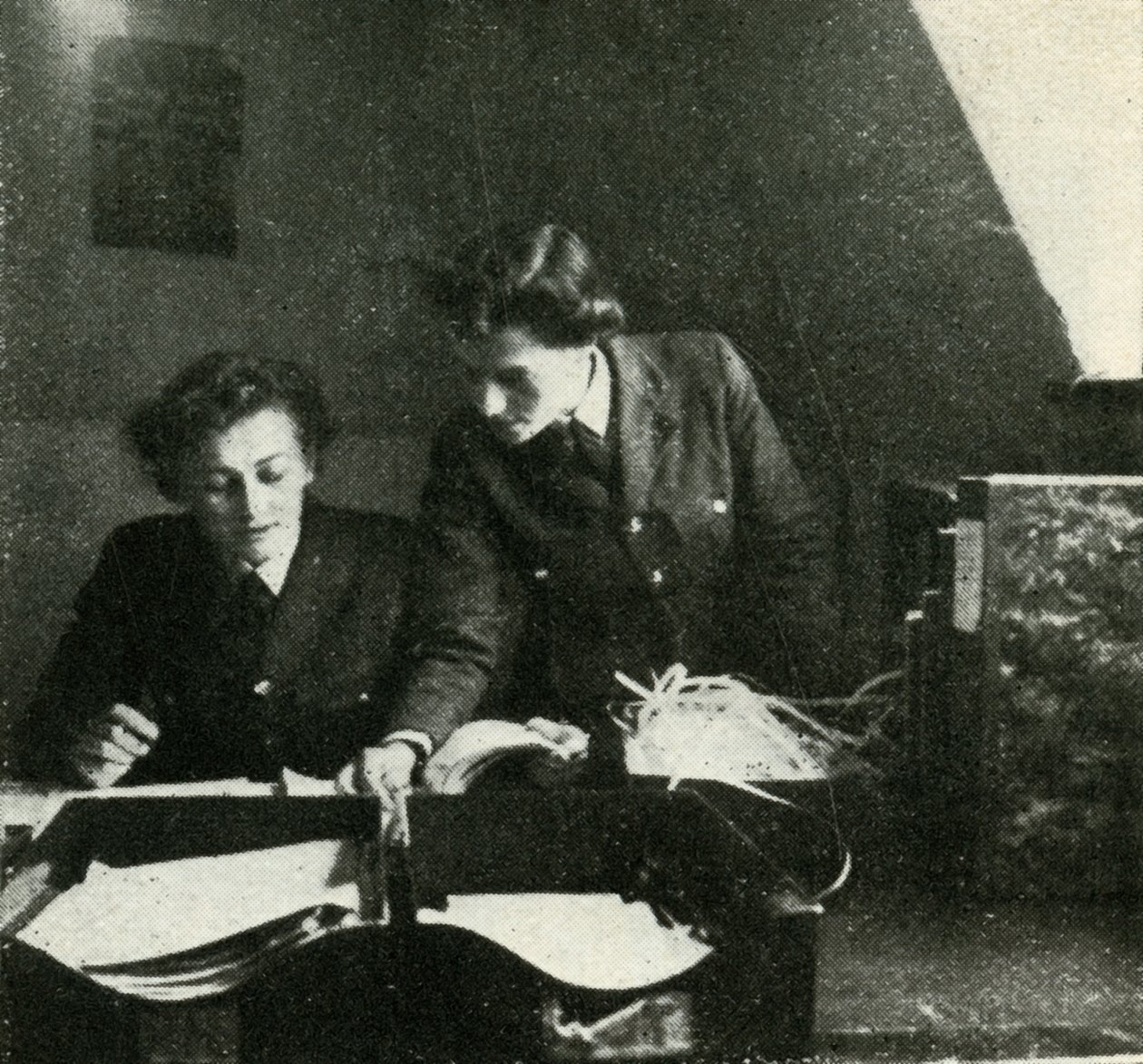 सिग्नल ड्यूटी पर, c1943। द्वारा सेसिल बीटन