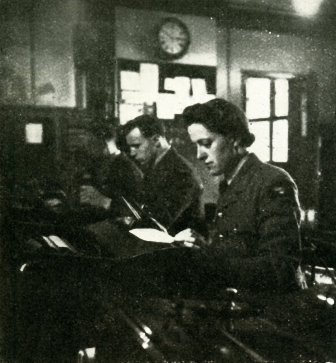 सिग्नल ड्यूटी पर, c1943। द्वारा सेसिल बीटन