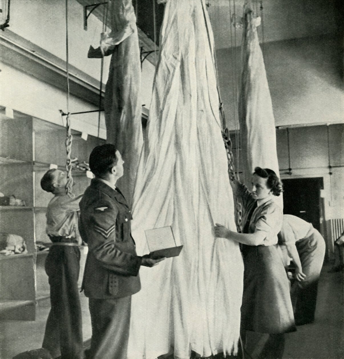 पैराशूट पैकर्स, c1943। द्वारा सेसिल बीटन
