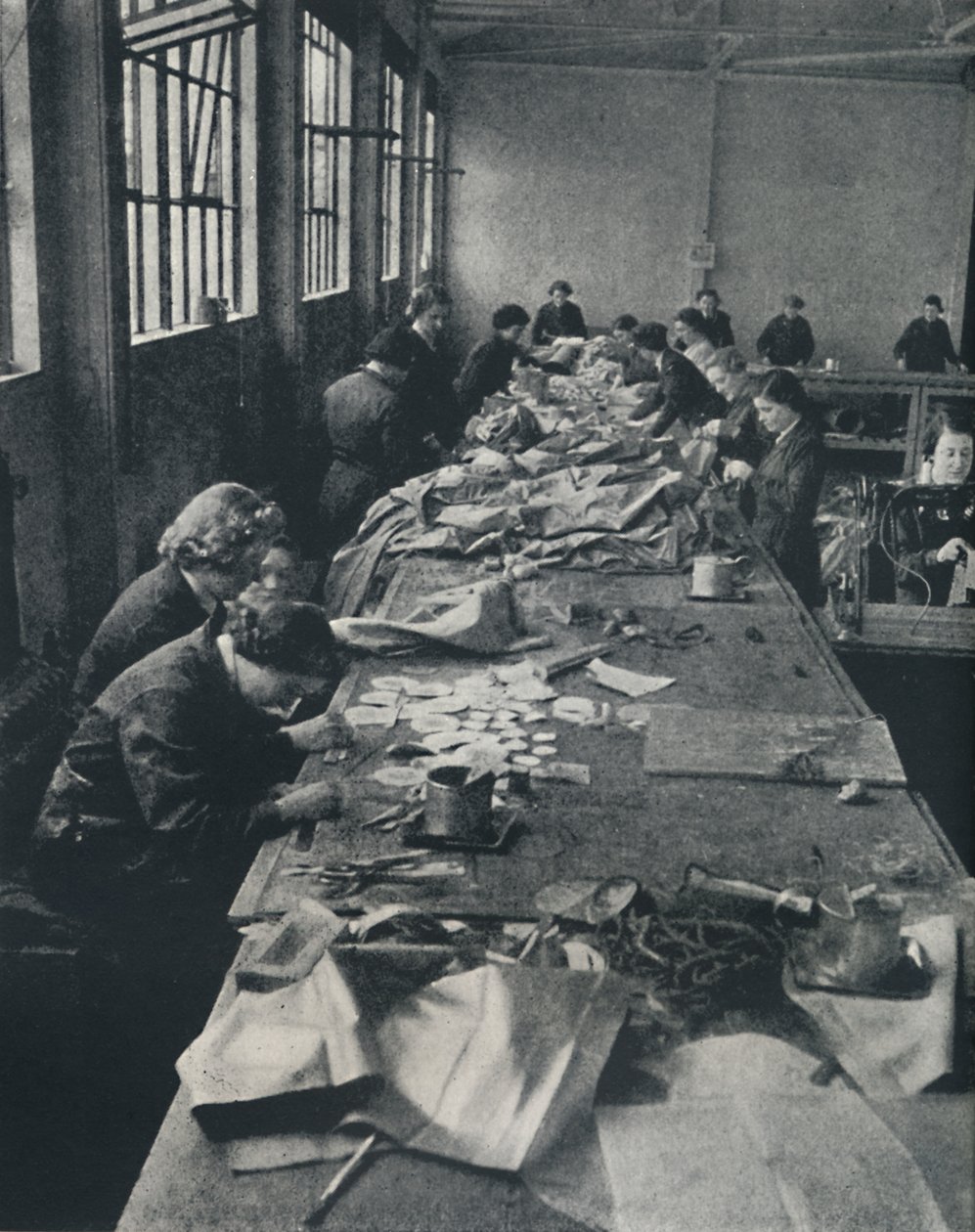 पैचिंग गुब्बारे, 1941 द्वारा सेसिल बीटन