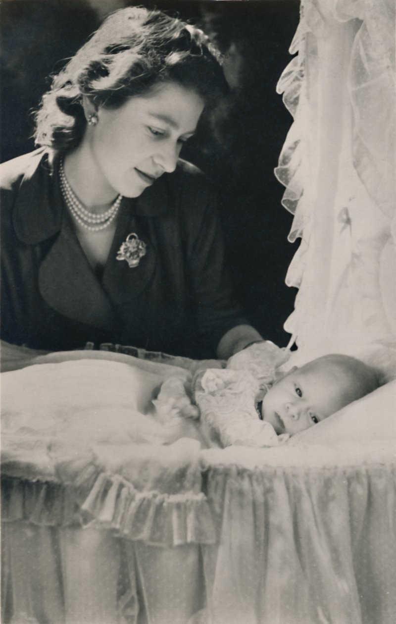 प्रिंसेस एलिजाबेथ अपने शिशु बेटे प्रिंस चार्ल्स के साथ, 1948। द्वारा सेसिल बीटन