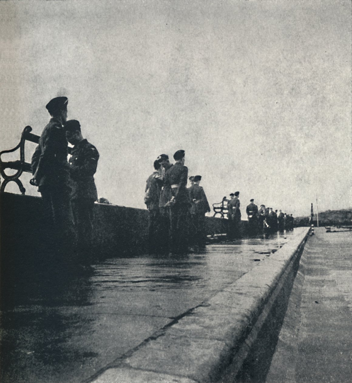 रीडिंग सिग्नल 1941 में एल्डिस लैंप द्वारा चमकते थे द्वारा सेसिल बीटन