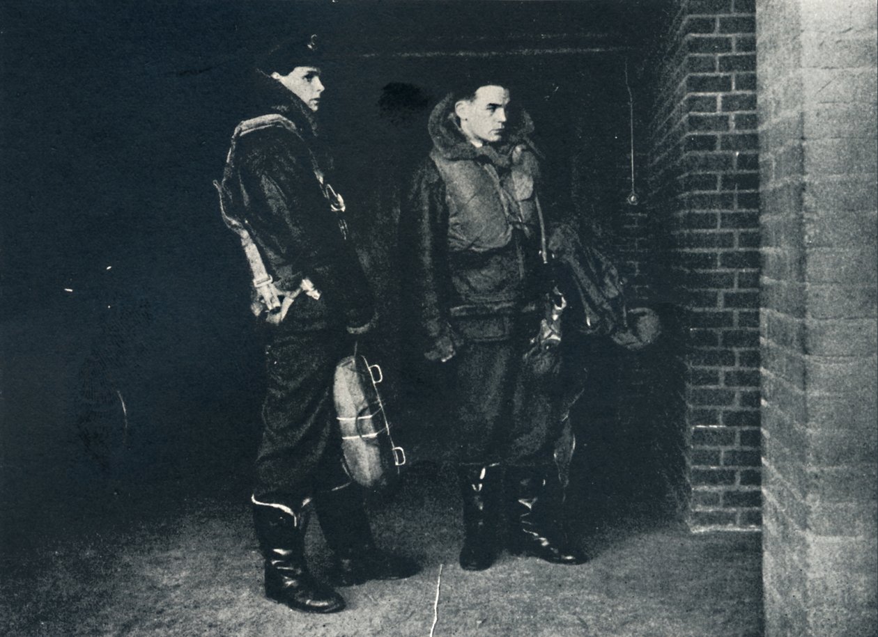 तैयार है और बाकी चालक दल के लिए इंतजार कर रहा है, 1941 द्वारा सेसिल बीटन
