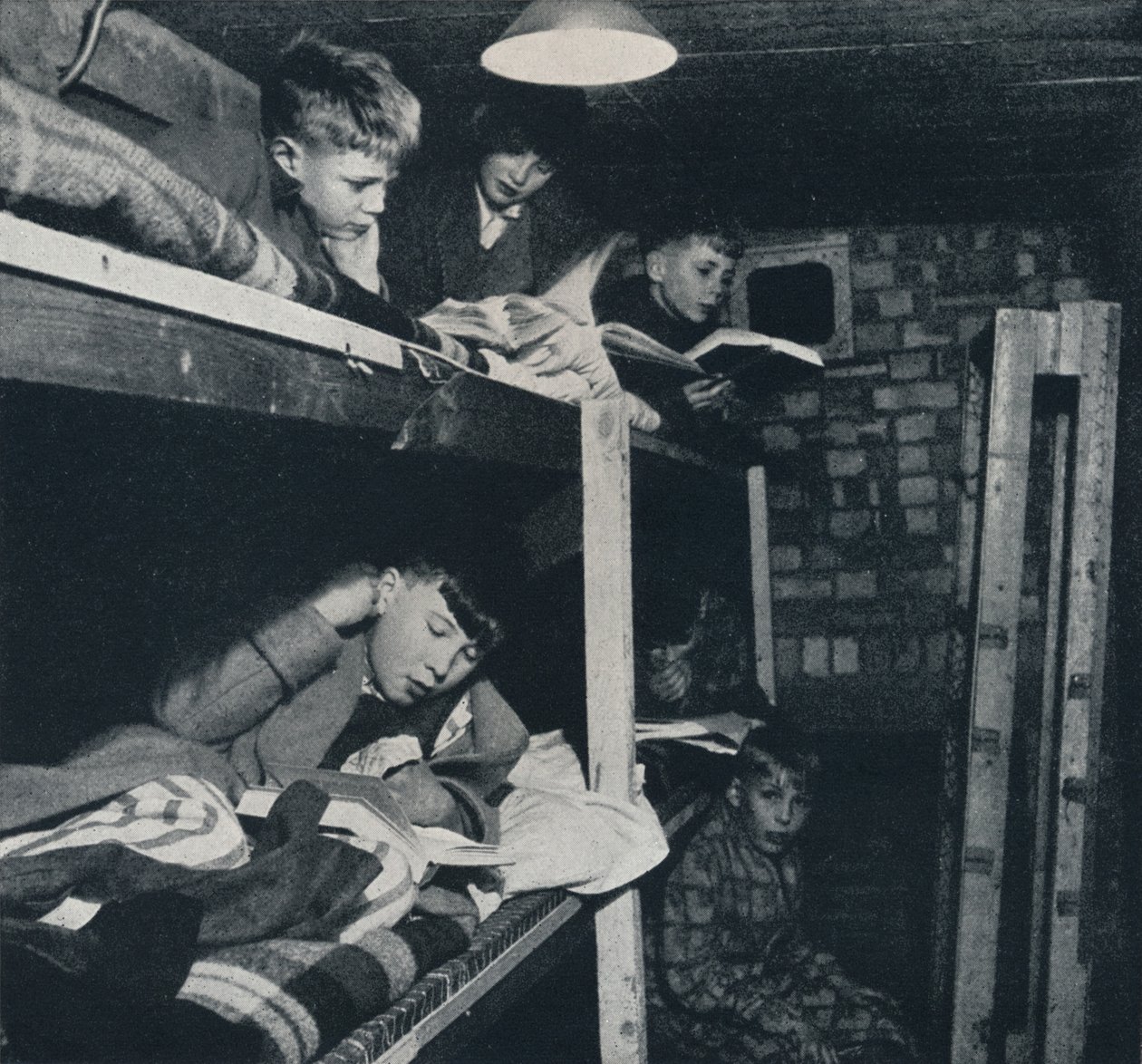स्कूलबॉय डॉरमेट्री, 1941 द्वारा सेसिल बीटन