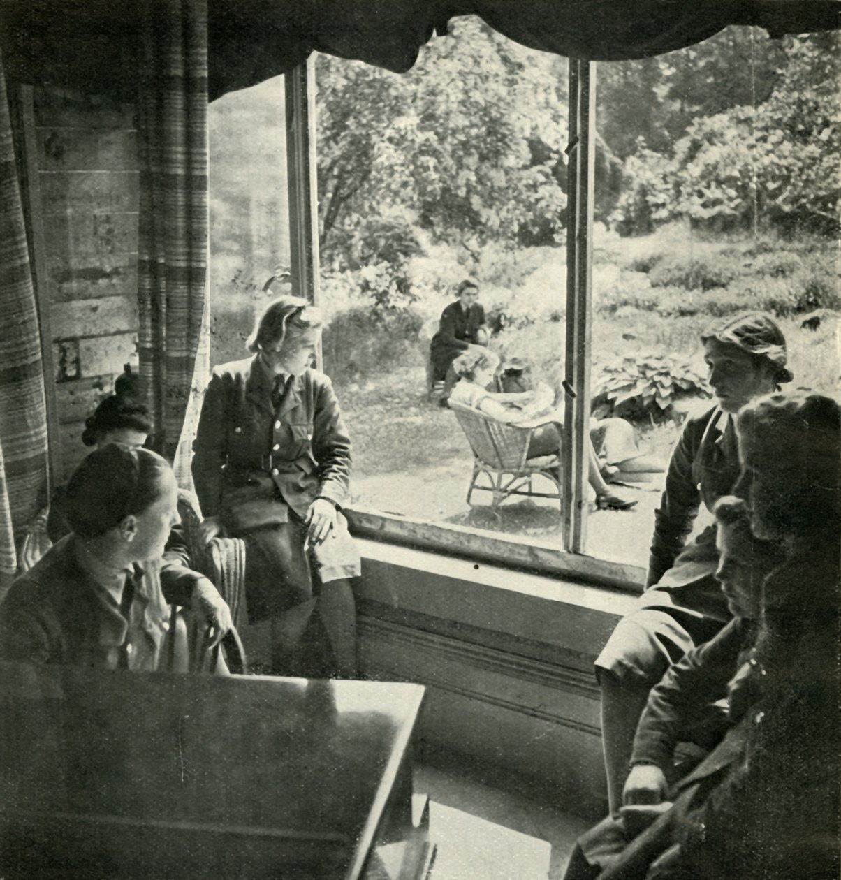 ग्रीष्मकालीन दिवस, c1943। द्वारा सेसिल बीटन