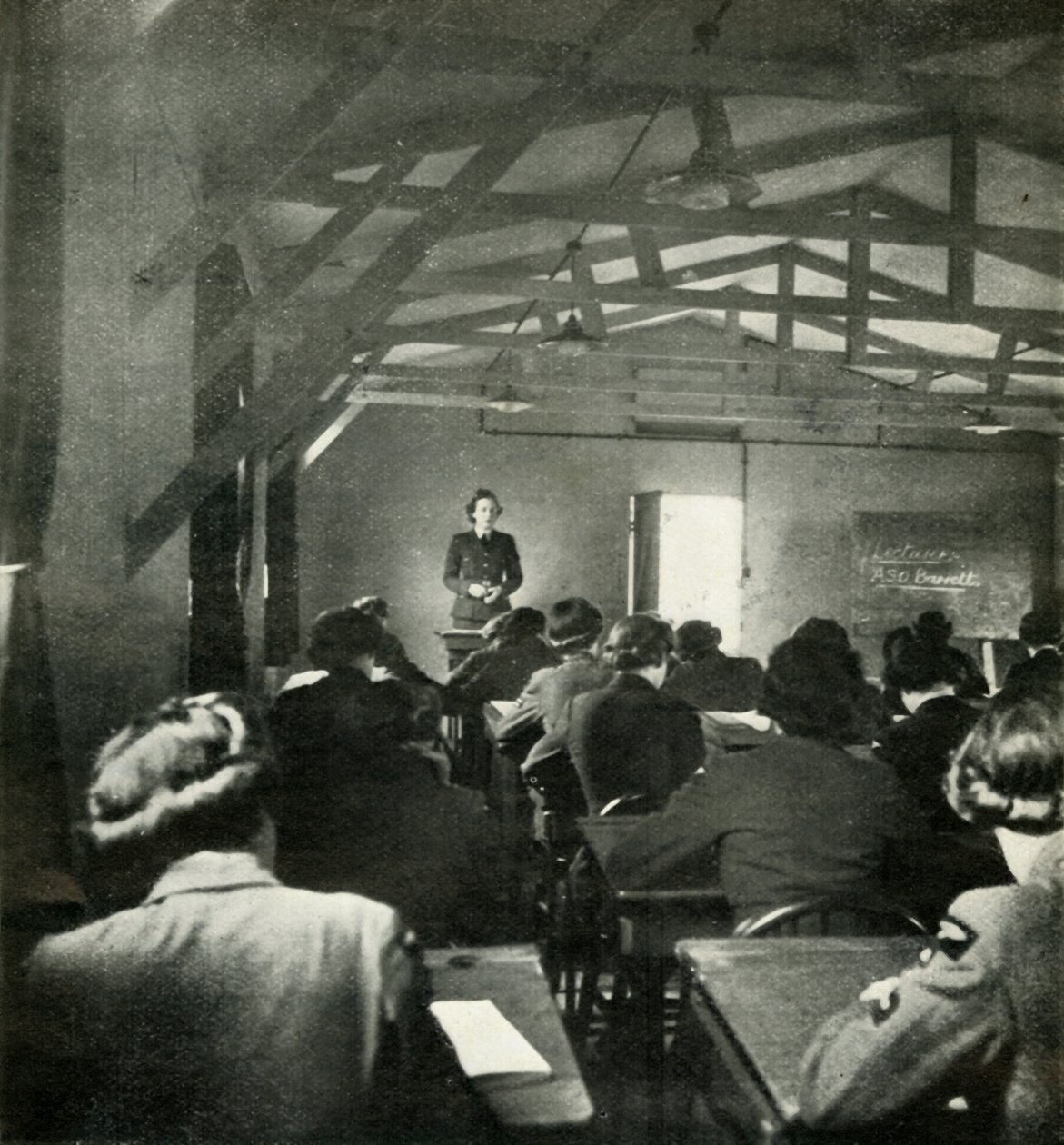 WAAF अधिकारी व्याख्यान, c1943। द्वारा सेसिल बीटन