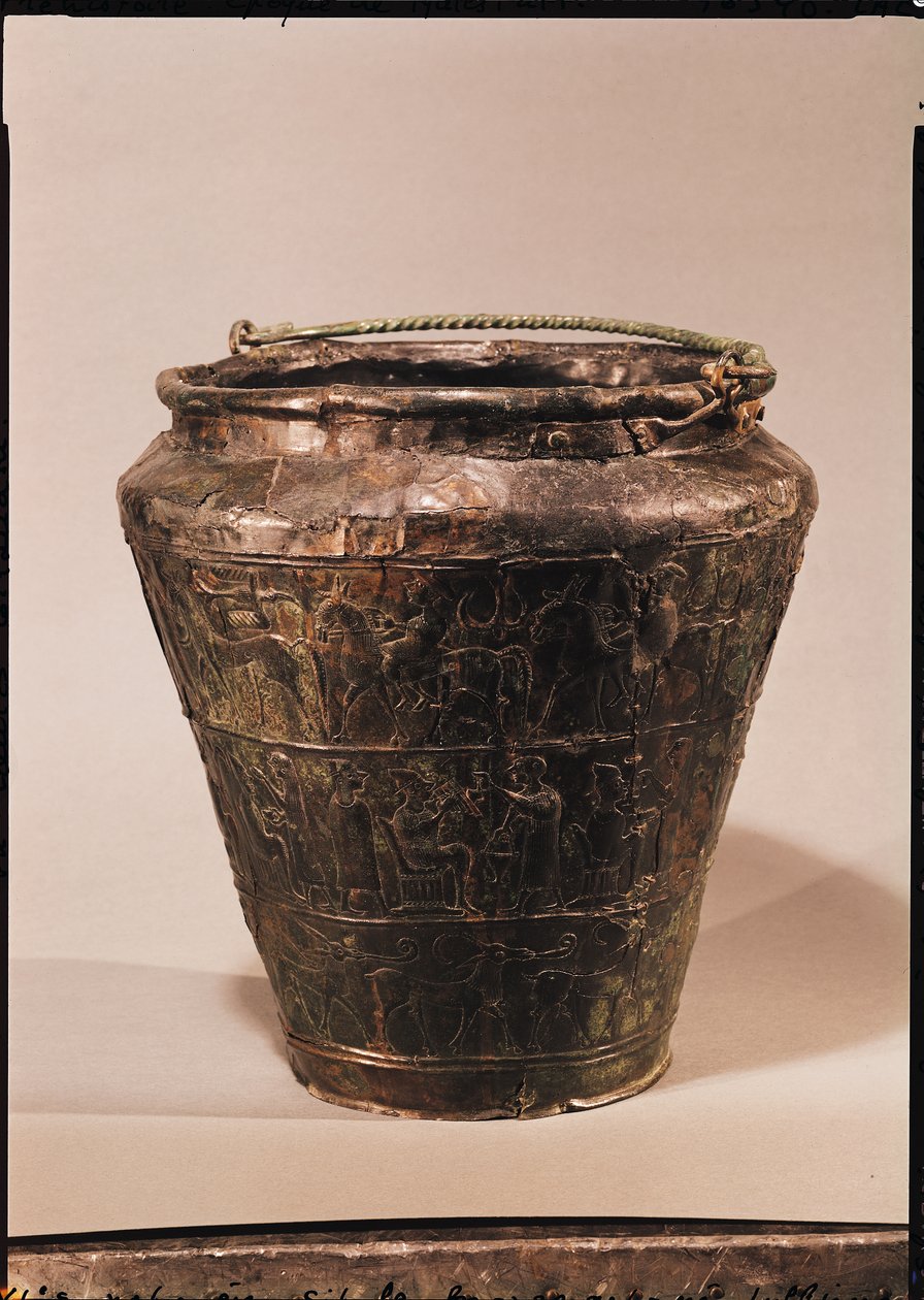 तीन repousse सजावटी बैंड (कांस्य) के साथ Situla द्वारा केल्टिक