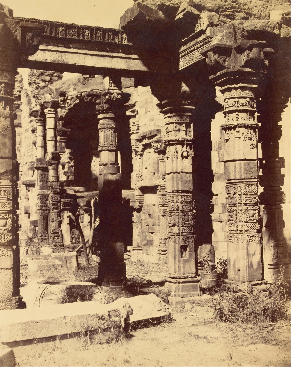 कुतुब में हिंदू मंदिर का बाहरी हिस्सा द्वारा चार्ल्स मोरविया