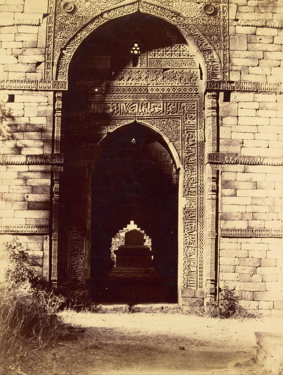 कुतुब में समाधि द्वारा चार्ल्स मोरविया