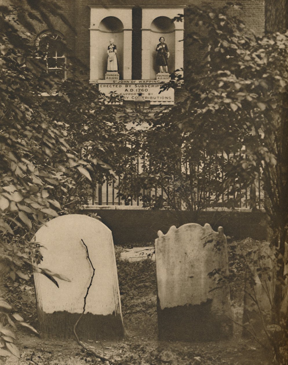 वैपिंग में लड़के और लड़की के लिए एक पुराना चैरिटी स्कूल, c1935। द्वारा चार्ल्स