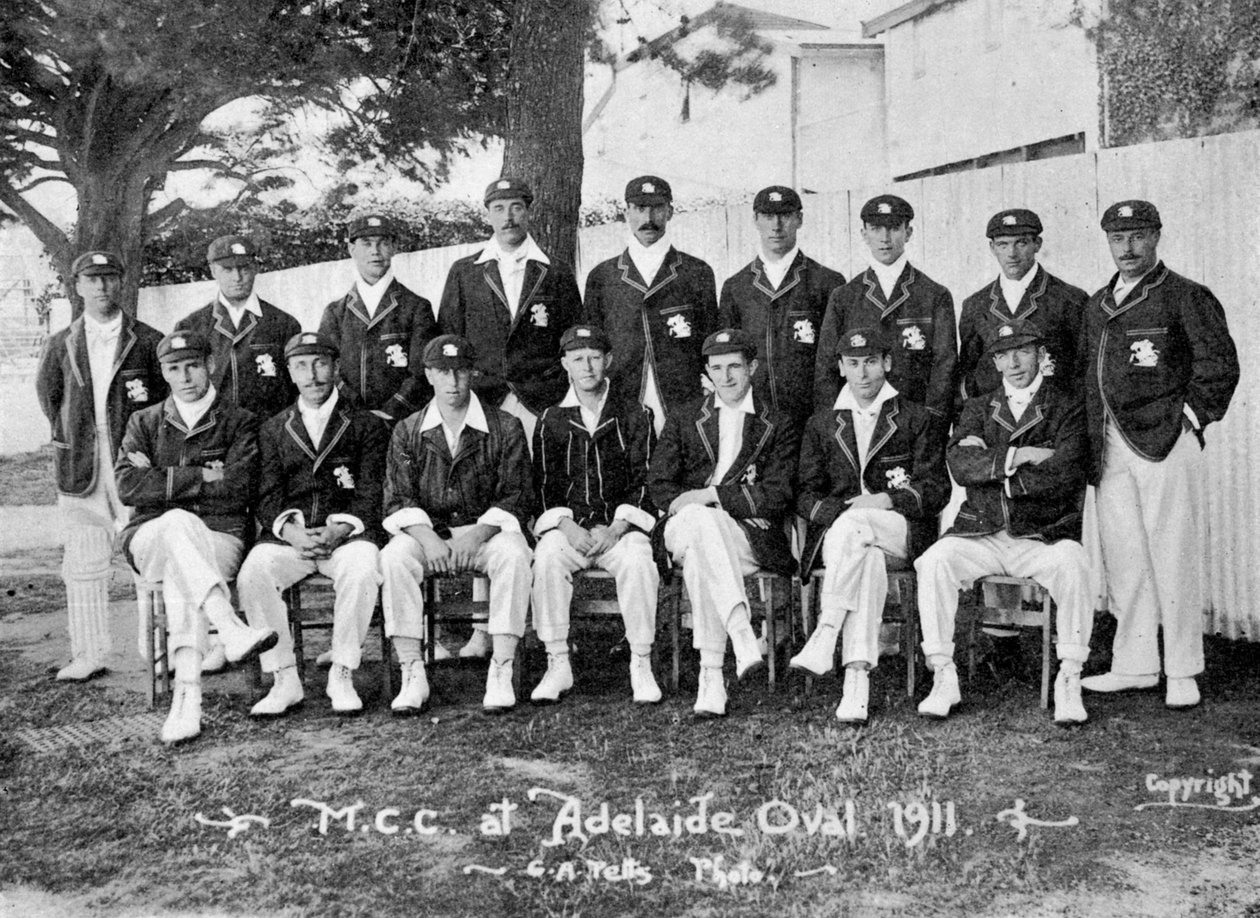 1911-1912 की ऑस्ट्रेलियाई दौरे वाली इंग्लिश क्रिकेट टीम। द्वारा चार्ल्स अल्फ्रेड पेट्स