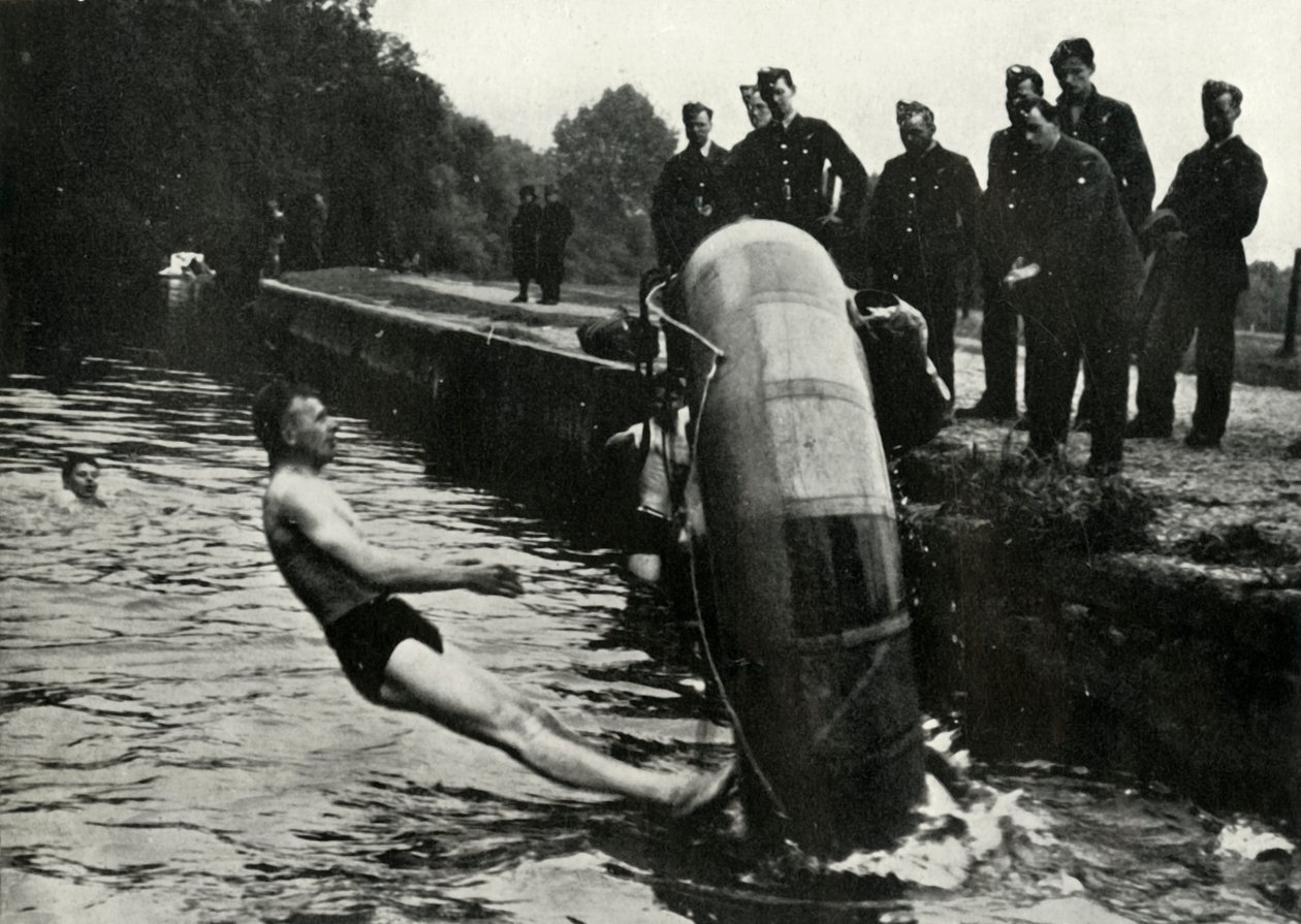 आरएएफ कर्मी, 1941 का उपयोग करना सीख रहे हैं। द्वारा चार्ल्स ब्राउन