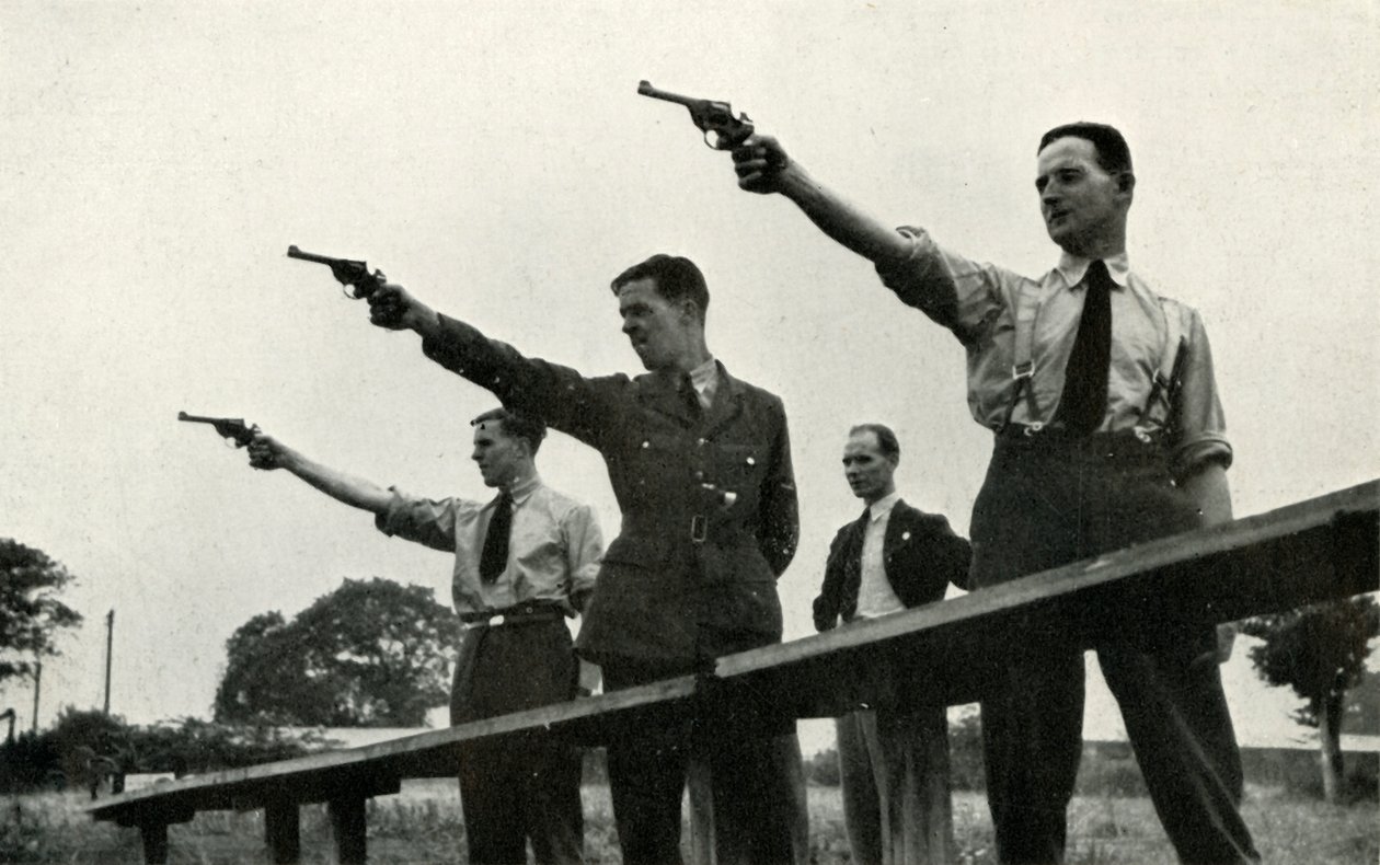 एलीमेंटरी फ्लाइंग ट्रेनिंग स्कूल, 1941 में रिवॉल्वर का अभ्यास। द्वारा चार्ल्स ब्राउन