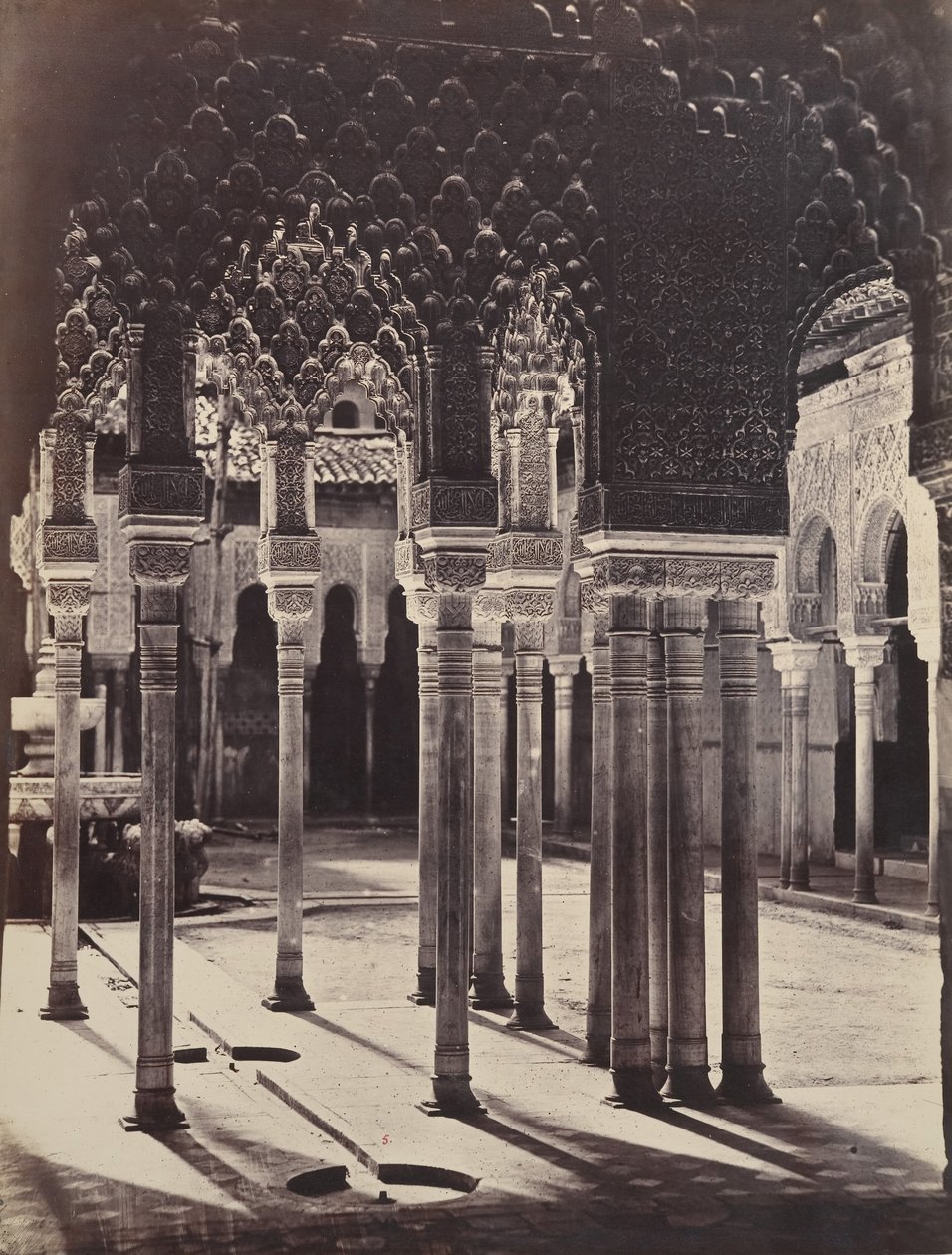 [अल्हाम्ब्रा में लायन कोर्ट, पोर्टिको मंदिर के नीचे से देखा गया], 1862। द्वारा चार्ल्स क्लिफोर्ड