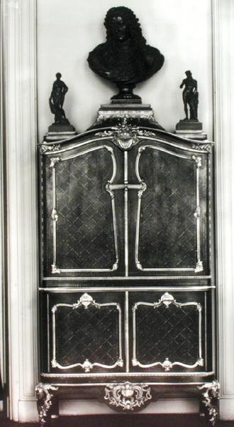 ऑरलियन्स के लुइस (1703-52) की लकड़ी के साथ कैबिनेट (लकड़ी) द्वारा चार्ल्स क्रेसेंट