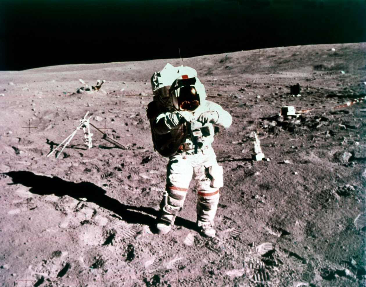 चंद्र सतह पर अंतरिक्ष यात्री जॉन यंग, अपोलो 16 मिशन, 21 अप्रैल 1972। द्वारा चार्ल्स ड्यूक