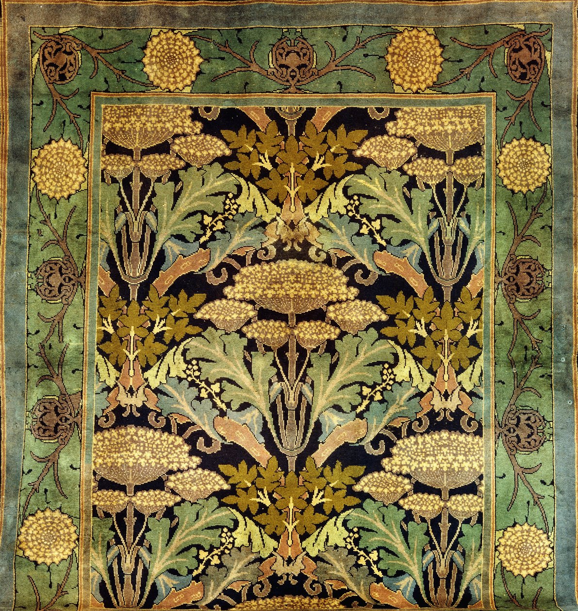 फूल डिजाइन के साथ एक डोनेगल ऊन कालीन, c.1903 (ऊन) द्वारा चार्ल्स फ्रांसिस एंसले वायसी