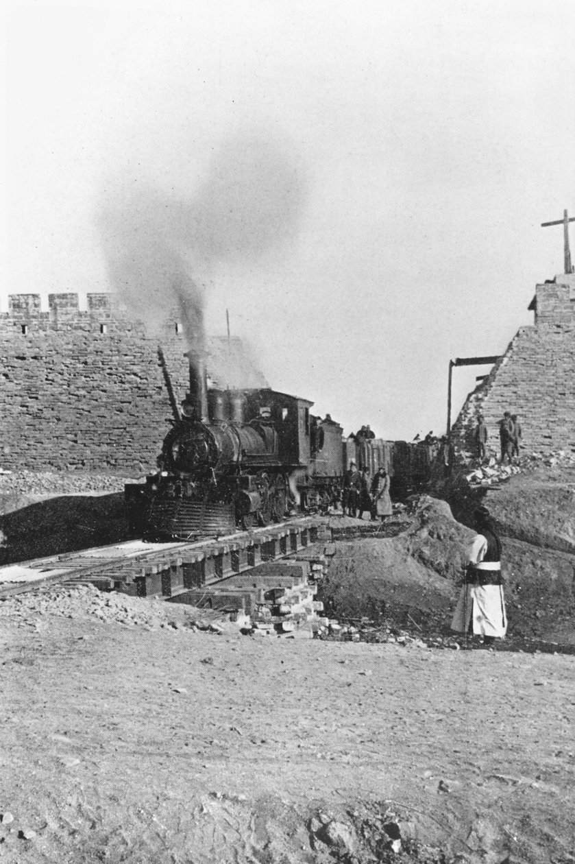 पीकिंग, चीन की दीवार से गुजरने वाली पहली ट्रेन c.1900 द्वारा चीनी फोटोग्राफर