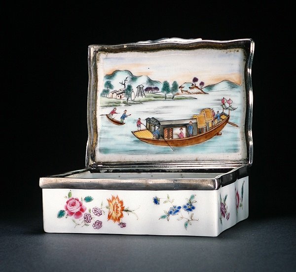मुगल स्नफ़ बॉक्स, कियानलॉन्ग अवधि (1736-95) c.1760 (चीनी मिट्टी के बरतन) (314538 वर्ष भी देखें) द्वारा चीनी स्कूल